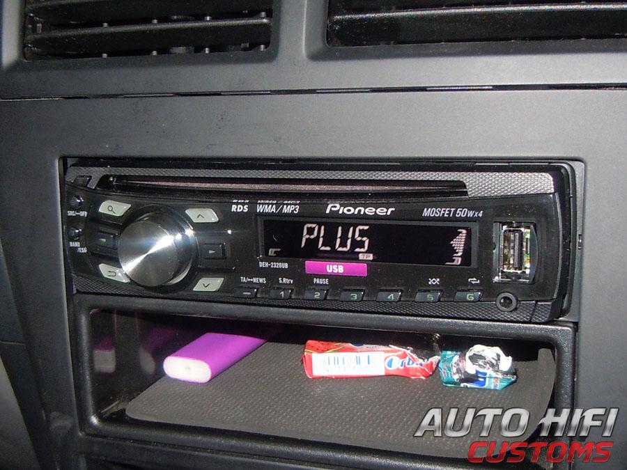 Фотография установки автомагнитолы Pioneer DEH-2320UB в Nissan Almera.