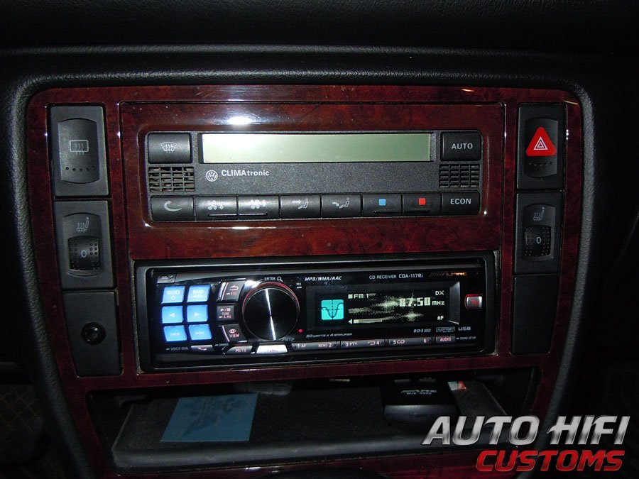 Установка автомагнитолы Alpine CDA-117Ri в Volkswagen Passat