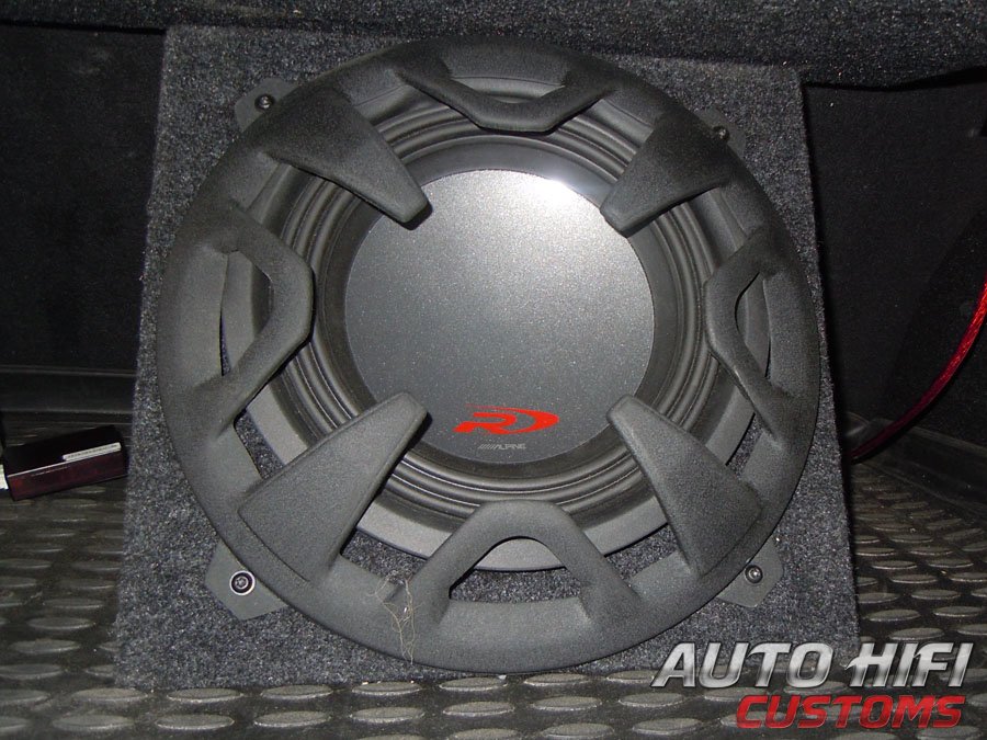 Установка сабвуфера Alpine SWR-1043D в Ford Focus 2