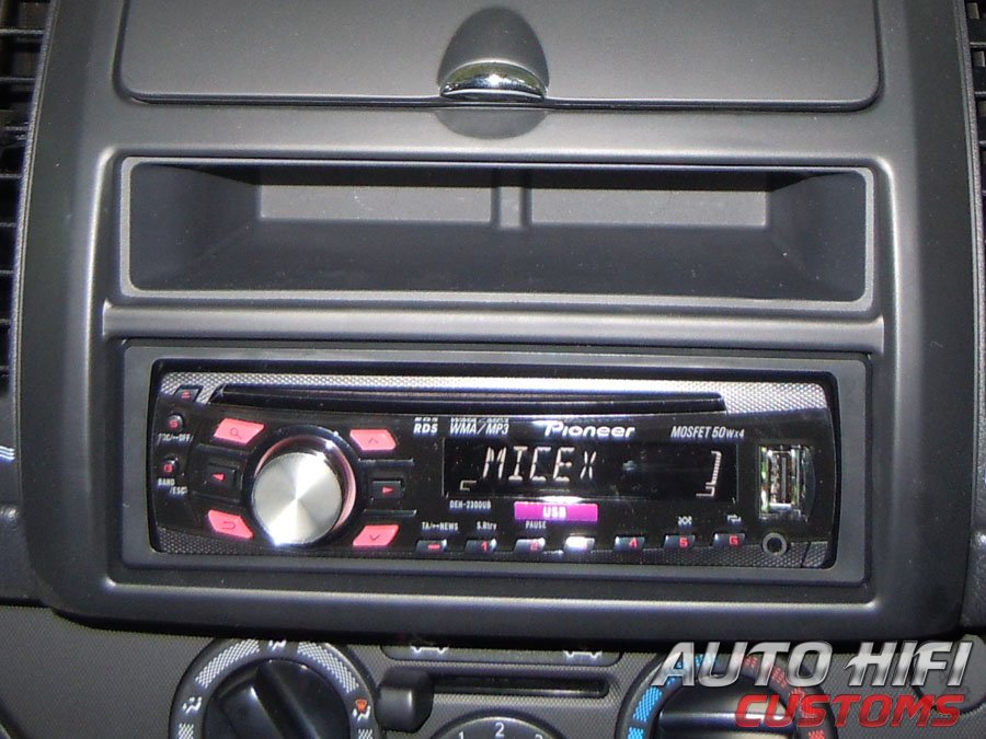 Установка автомагнитолы Pioneer DEH-2300UB в Nissan Note