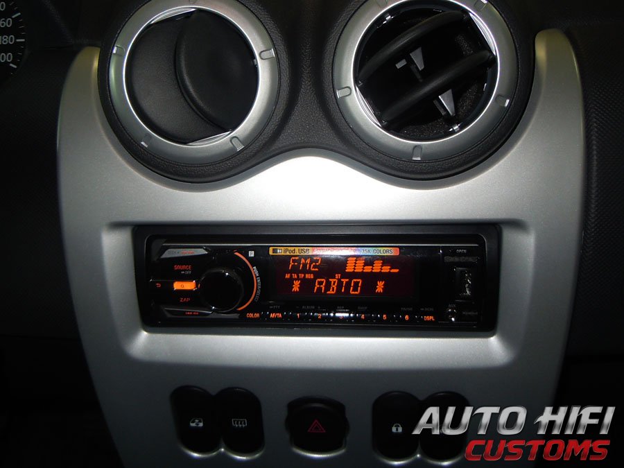 Установка автомагнитолы Sony CDX-GT650UI в Renault Sandero