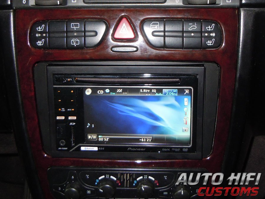 Установка автомагнитолы Pioneer AVH-P3300BT в Mercedes G class