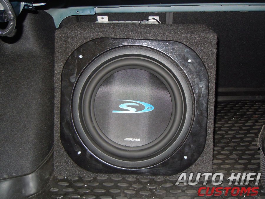 Установка сабвуфера Alpine SWS-1043D box в Chevrolet Cruze