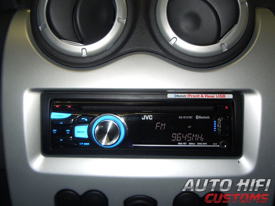 Установка автомагнитолы JVC KD-R727BTEE в Renault Sandero