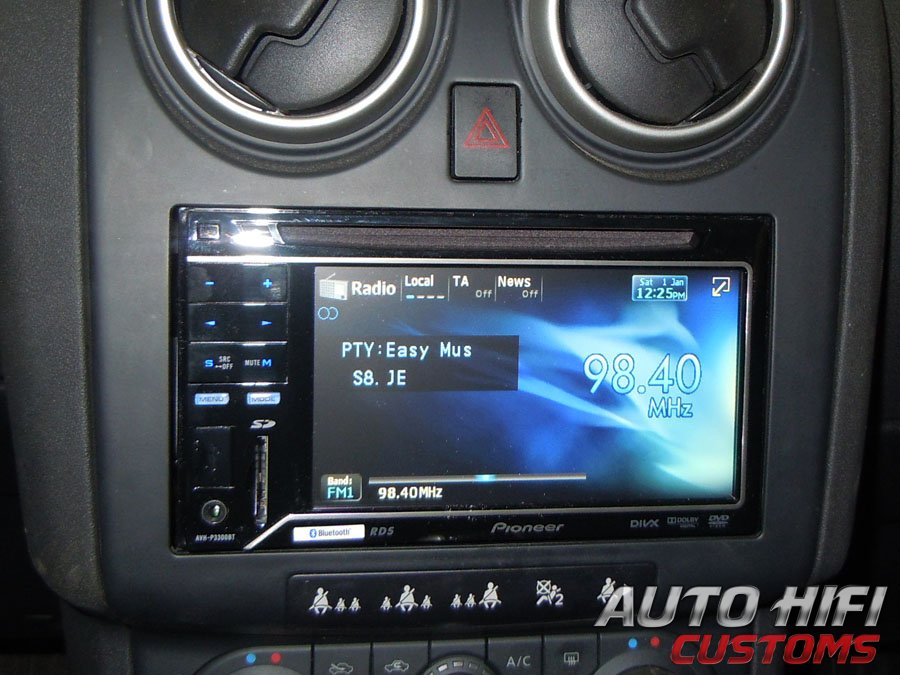 Установка автомагнитолы Pioneer AVH-P3300BT в Nissan Qashqai
