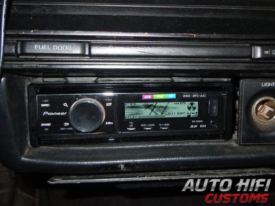 Установка автомагнитолы Pioneer DEH-9300SD в Lincoln Town Car