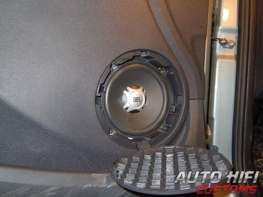 Установка акустики JBL GT5-500C в Renault Sandero