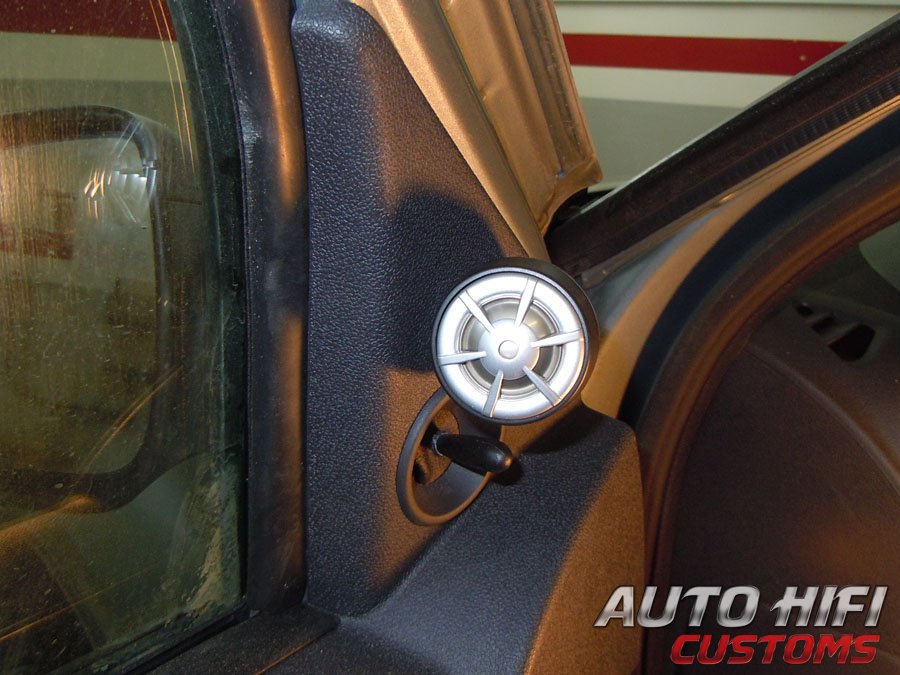 Установка акустики JBL GT5-500C в Renault Sandero