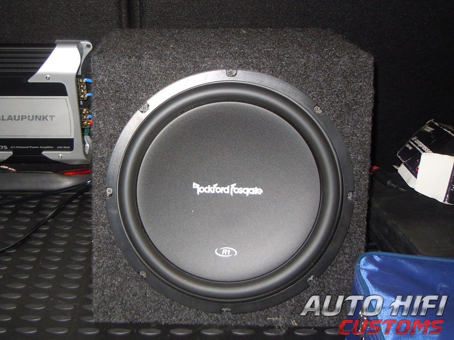 Установка сабвуфера Rockford Fosgate R1S410 box в KIA Ceed