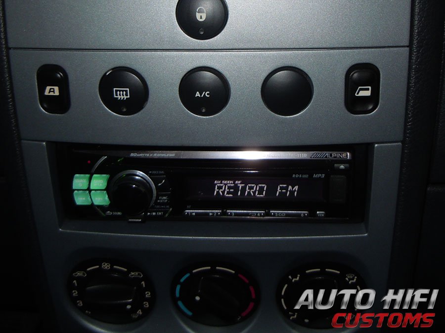 Установка автомагнитолы Alpine CDE-111R в Peugeot Partner