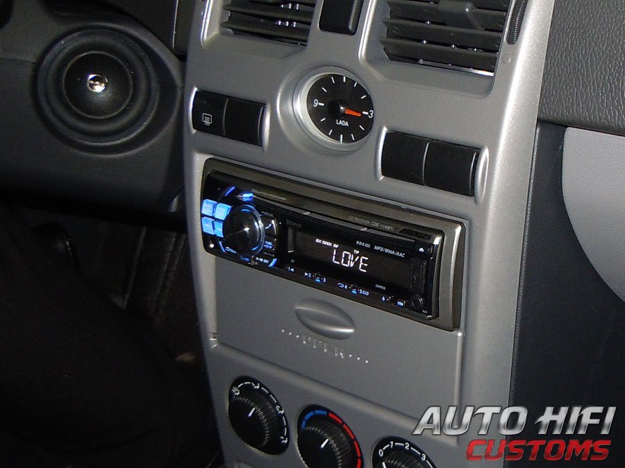 Установка автомагнитолы Alpine CDE-114BTi в Lada Priora