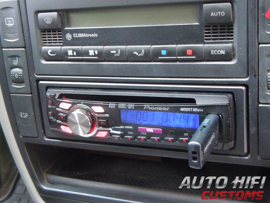 Установка автомагнитолы Pioneer DEH-2300UB в Volkswagen Passat