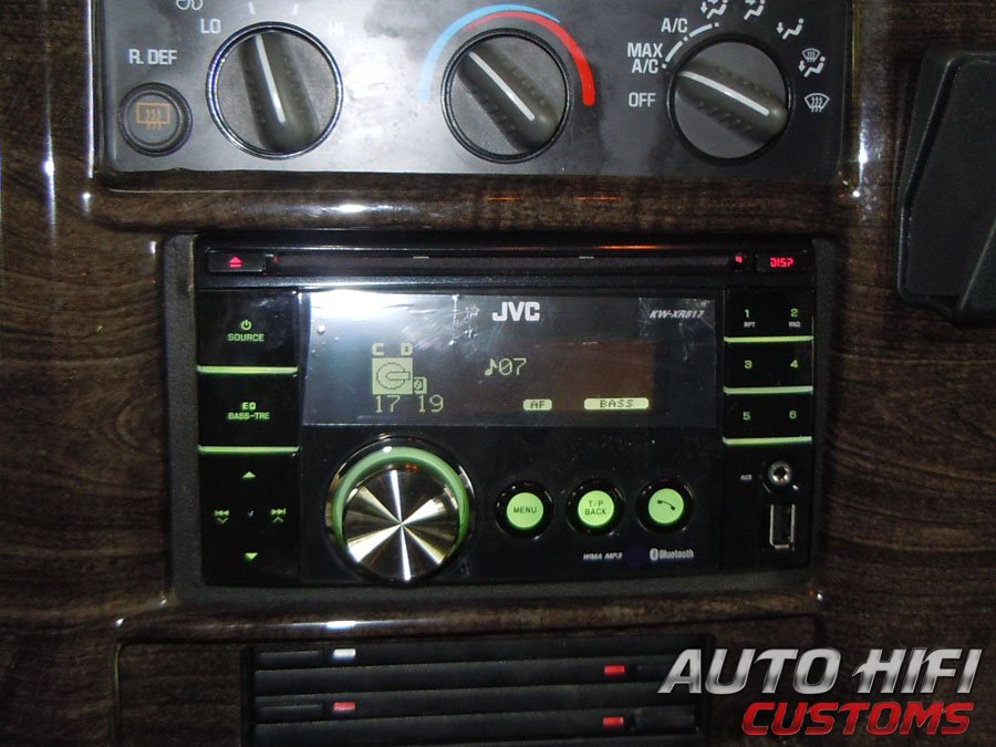 Установка автомагнитолы JVC KW-XR817EE в Chevrolet Explorer