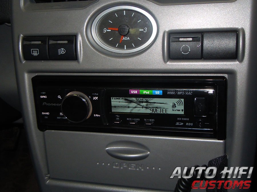 Установка автомагнитолы Pioneer DEH-9300SD в Lada Priora