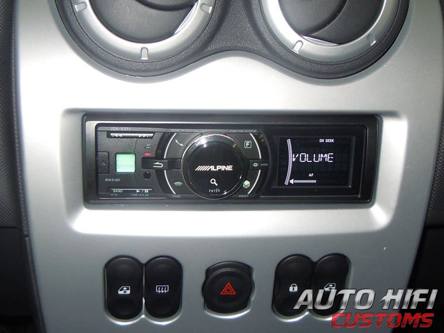 Установка автомагнитолы Alpine iDA-X311 в Renault Sandero