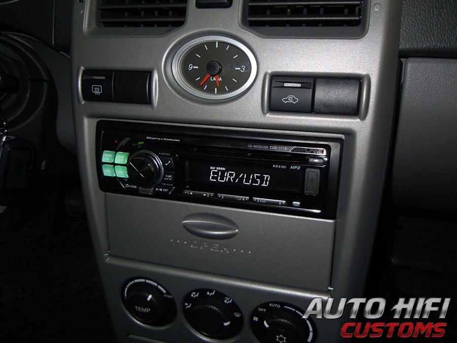 Установка автомагнитолы Alpine CDE-111R в Lada Priora