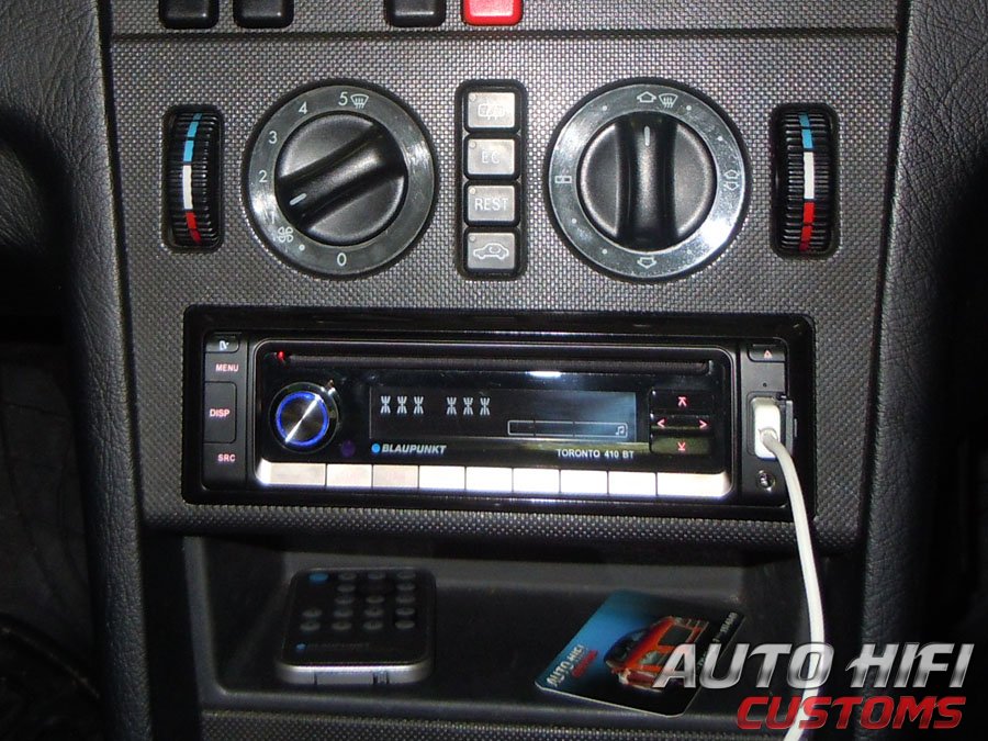 Установка автомагнитолы Blaupunkt Toronto 410 BT в Mercedes C class