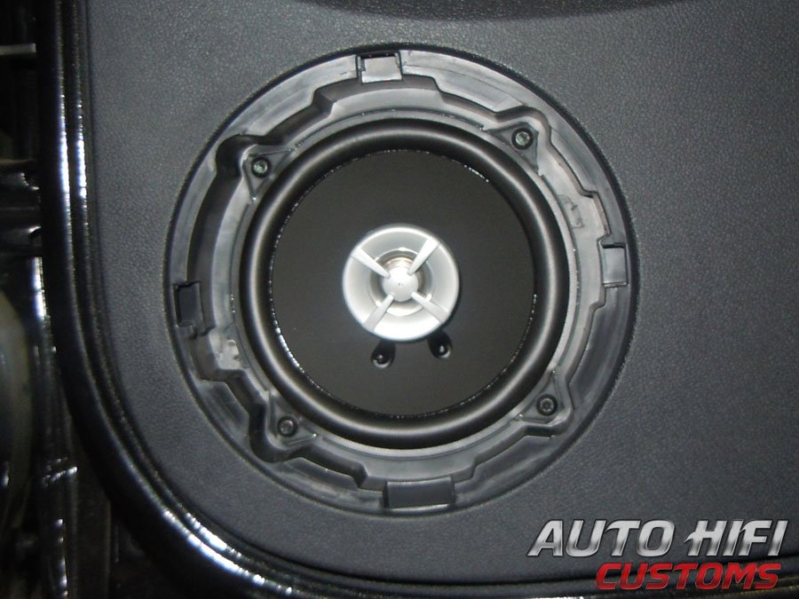 Установка акустики JBL GT5-502 в Renault Sandero