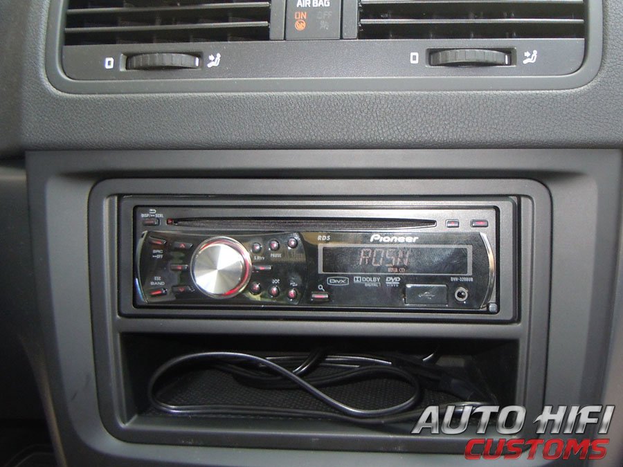 Установка автомагнитолы Pioneer DVH-3200UB в Skoda Yeti