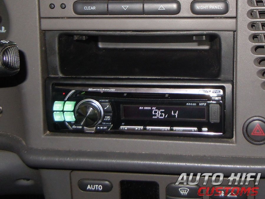 Установка автомагнитолы Alpine CDE-111R в Saab 93