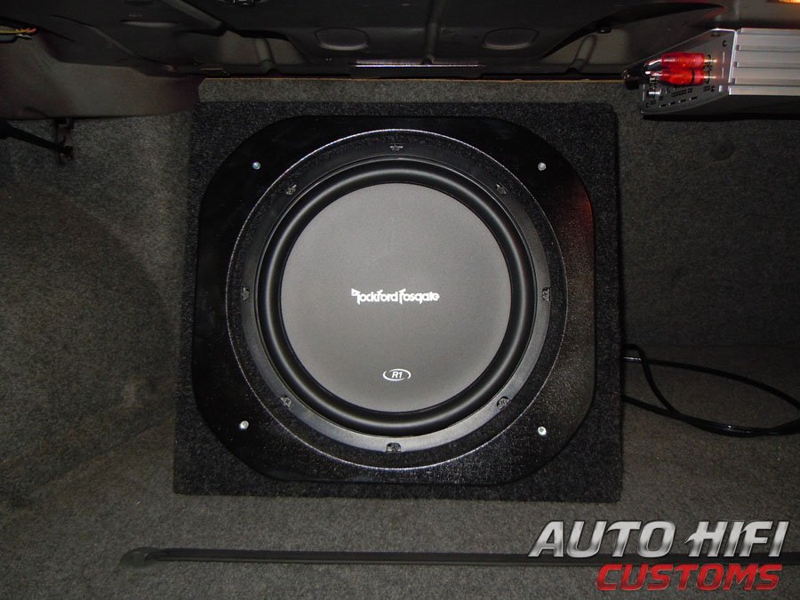 Установка сабвуфера Rockford Fosgate R1S412 box в BMW 5 (E34)