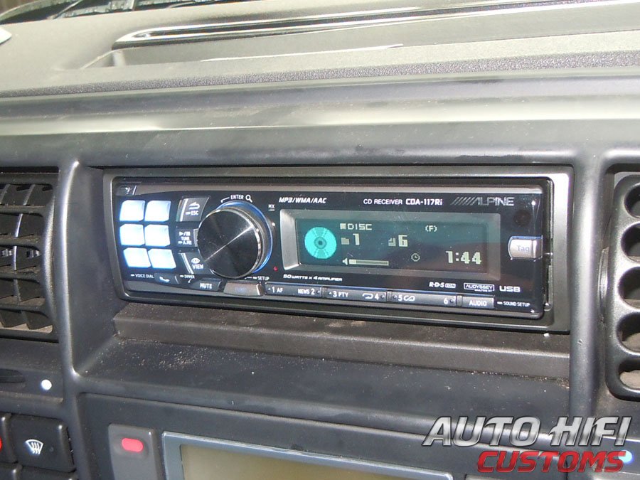 Установка автомагнитолы Alpine CDA-117Ri в Land Rover Discovery
