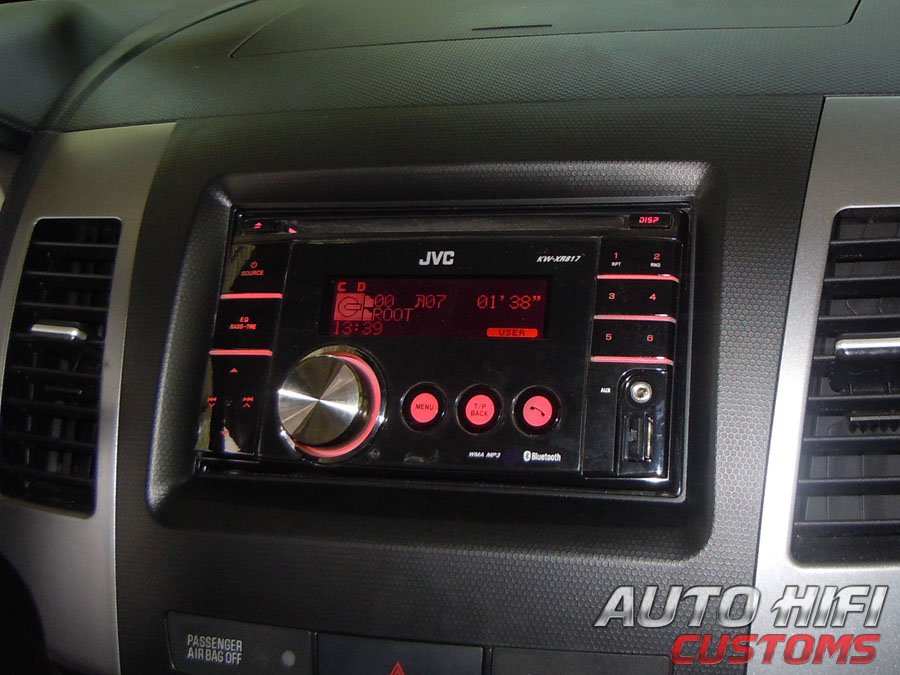 Установка автомагнитолы JVC KW-XR817EE в Mitsubishi Outlander XL