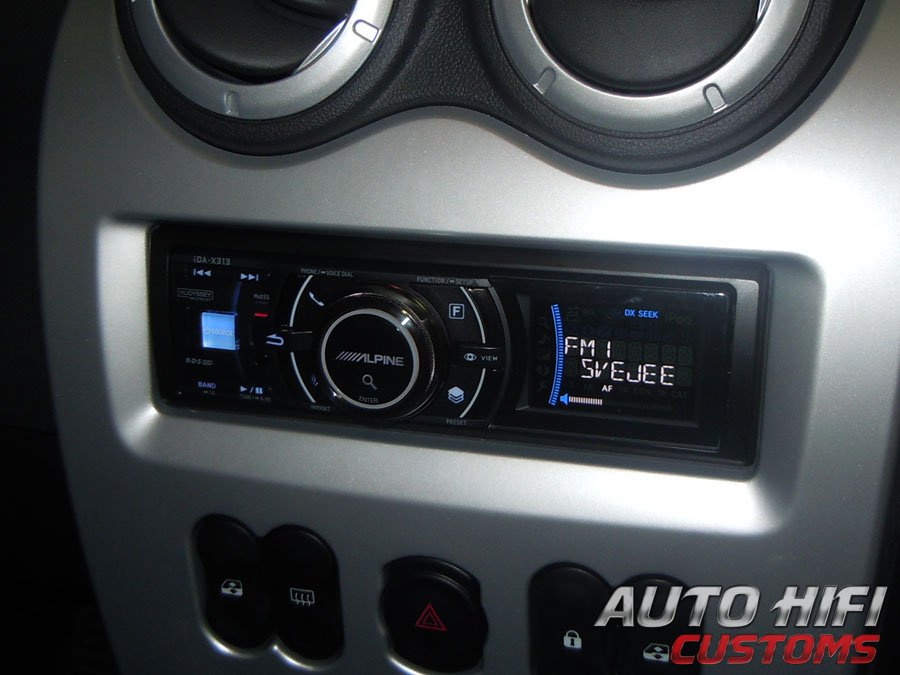 Установка автомагнитолы Alpine iDA-X313 в Renault Logan