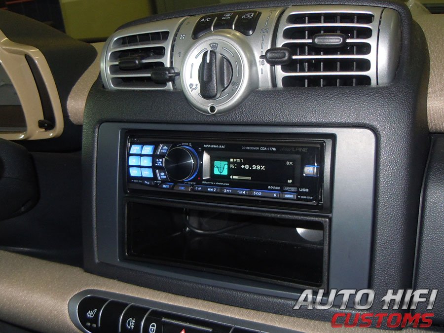 Установка автомагнитолы Alpine CDA-117Ri в Smart Fortwo