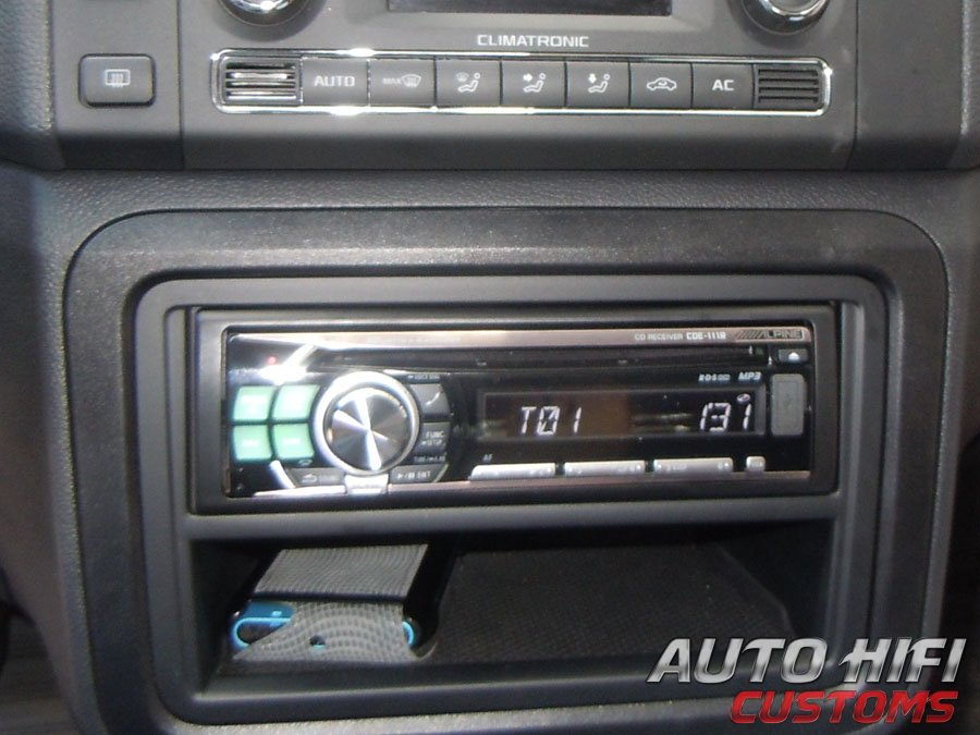 Установка автомагнитолы Alpine CDE-111R в Skoda Fabia