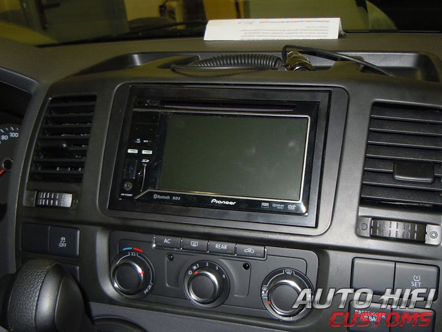 Установка автомагнитолы Pioneer AVH-P3200BT в Volkswagen Caravelle