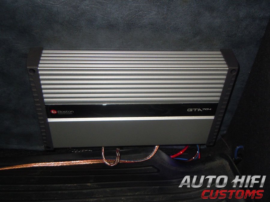 Установка усилителя Boston Acoustics GTA704 в Skoda Fabia