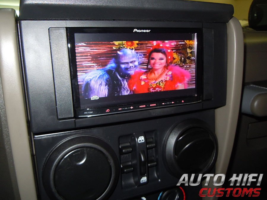 Установка автомагнитолы Pioneer AVIC-F20BT в Jeep Wrangler