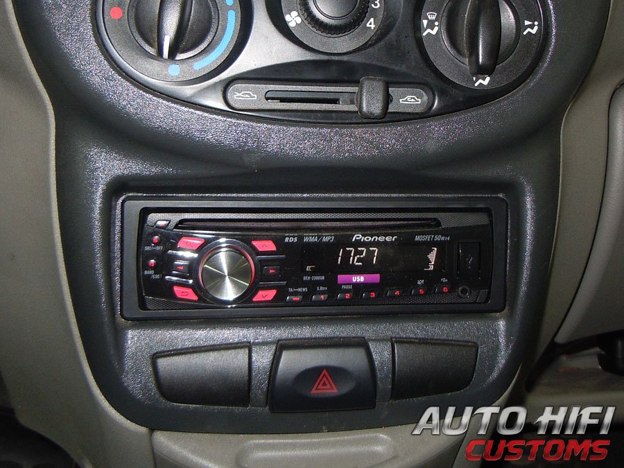 Установка автомагнитолы Pioneer DEH-2300UB в Lada Kalina