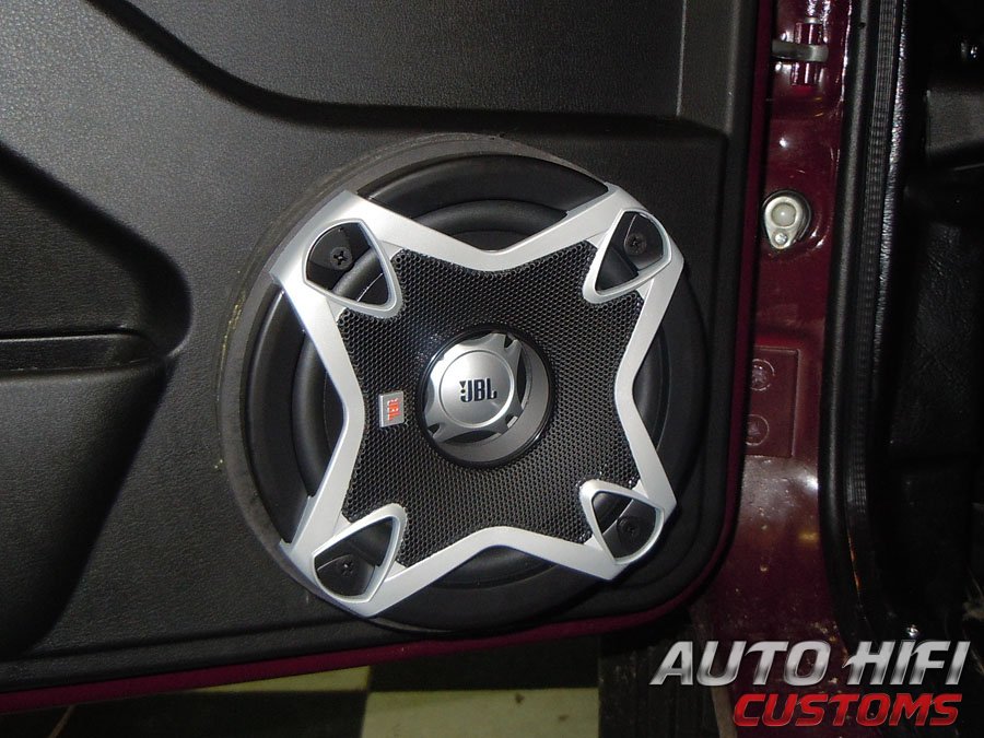 Установка акустики JBL GT5-650C в Lada Niva