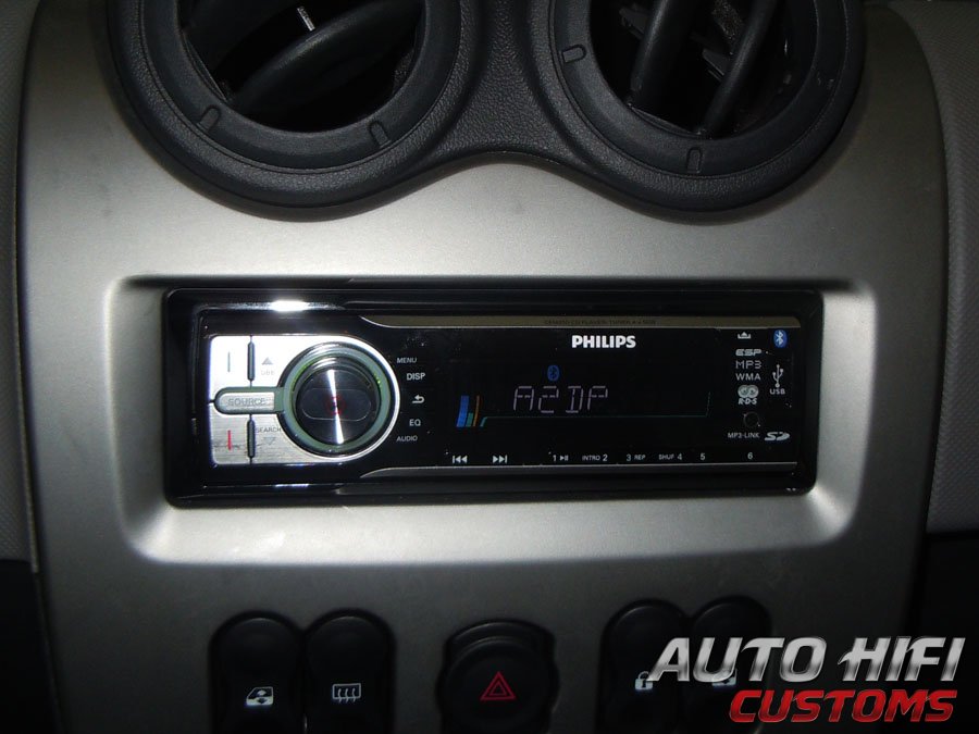 Установка автомагнитолы Philips CEM250 в Renault Sandero