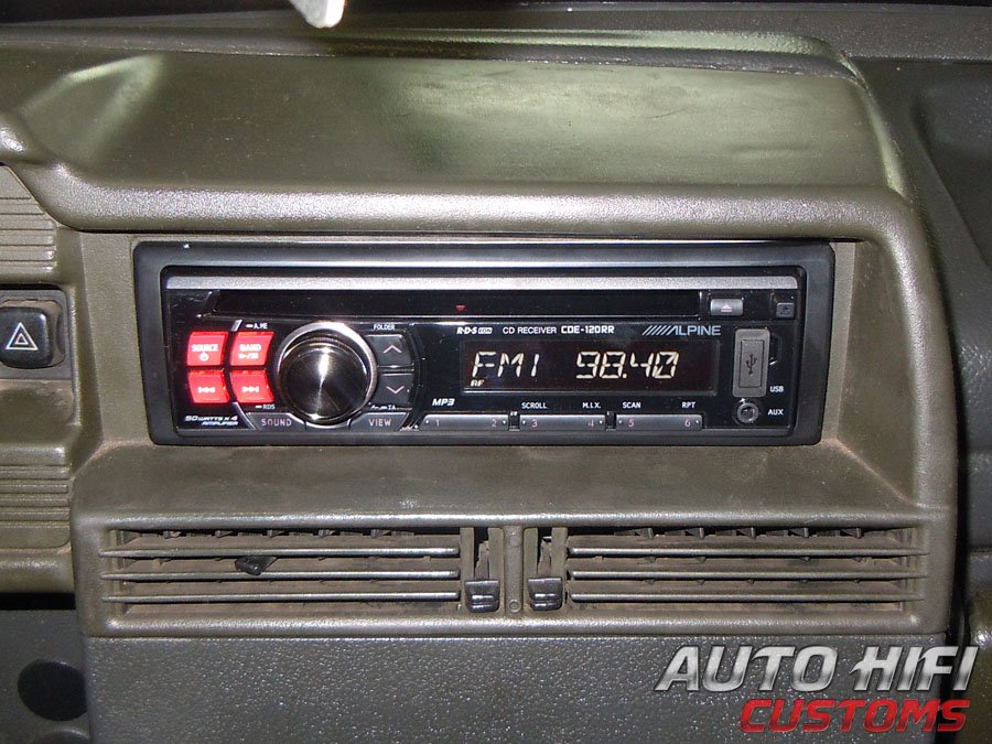 Установка автомагнитолы Alpine CDE-120RR в Lada 2107