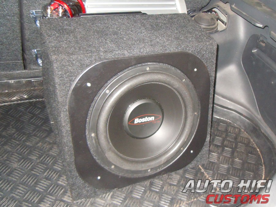 Установка сабвуфера Boston Acoustics G312-4 в Suzuki Liana