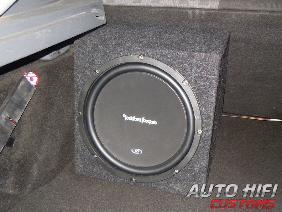 Установка сабвуфера Rockford Fosgate R1S412 box в Ford Focus 2