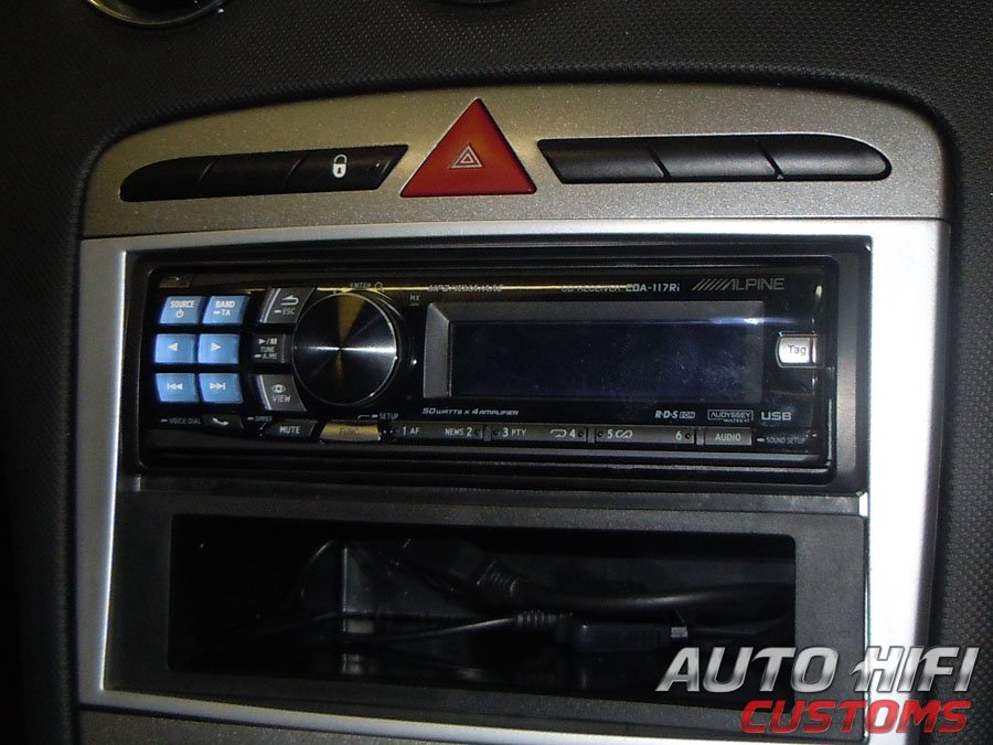 Установка автомагнитолы Alpine CDA-117Ri в Peugeot 308