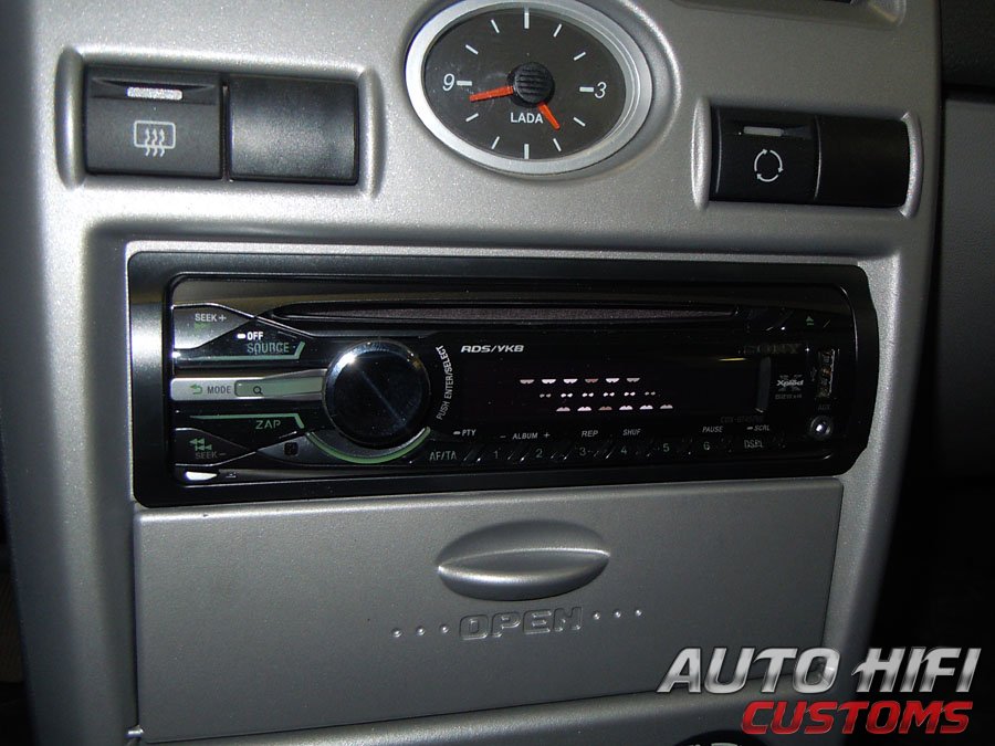 Установка автомагнитолы Sony CDX-GT457UE в Lada Priora