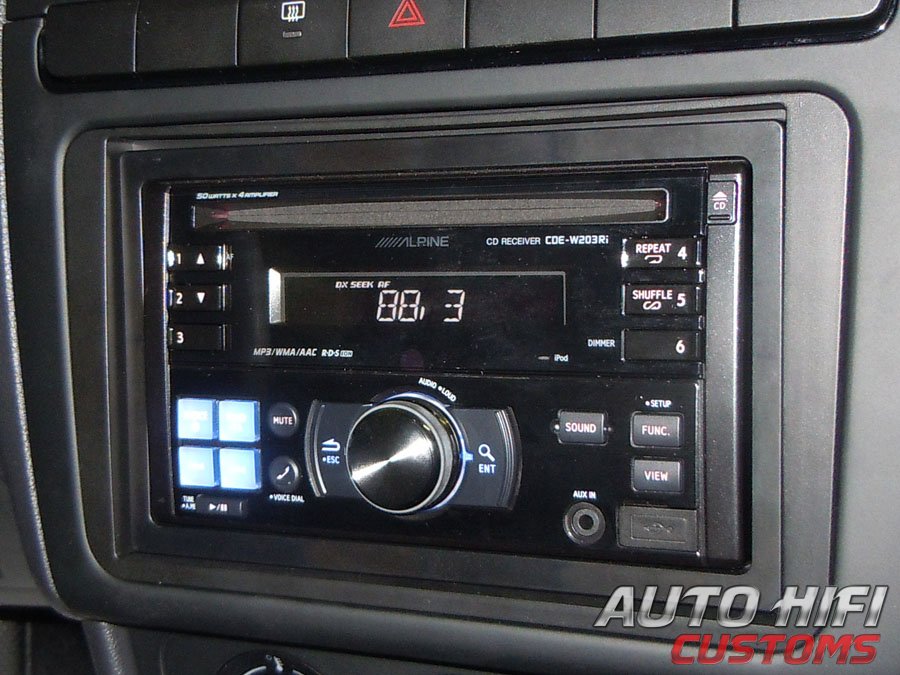 Установка автомагнитолы Alpine CDE-W203Ri в Volkswagen Polo V