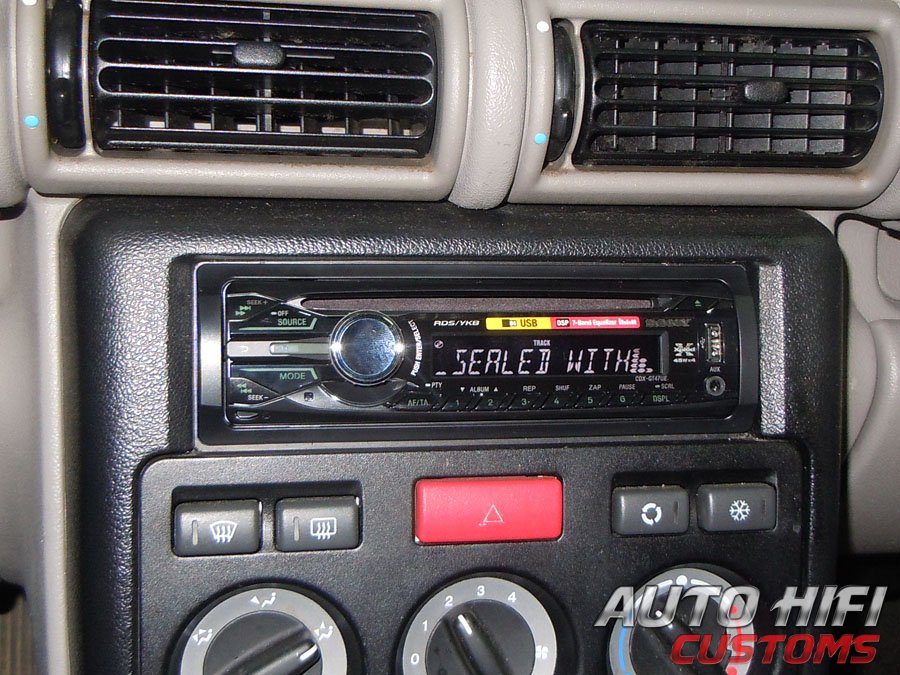 Установка автомагнитолы Sony CDX-GT47UE в Land Rover Freelander
