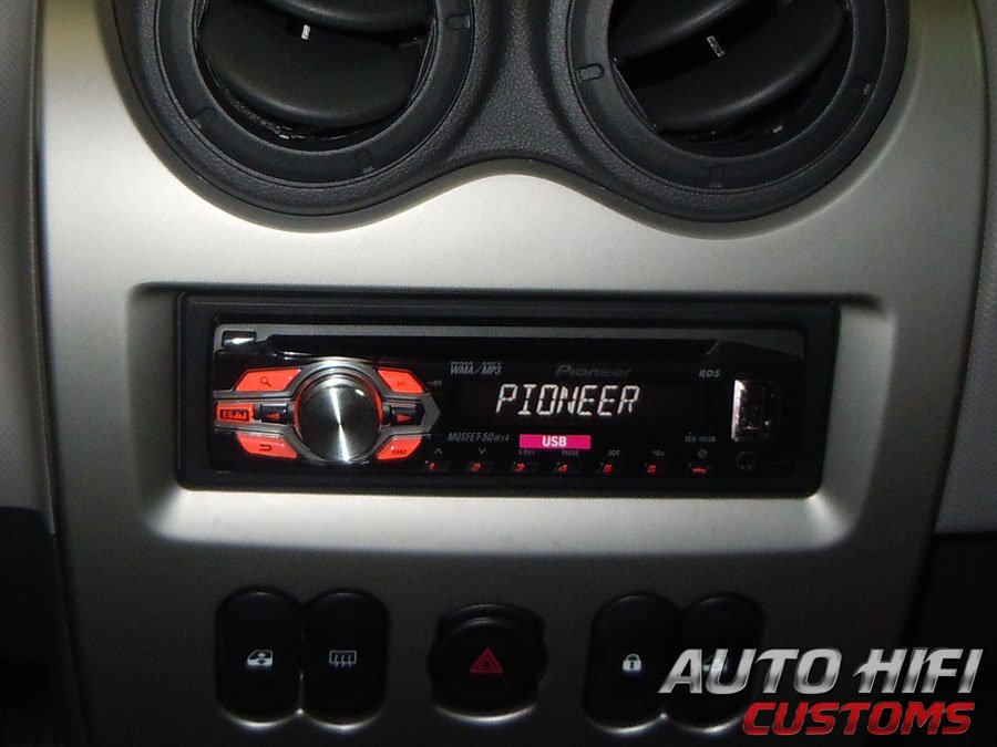 Установка автомагнитолы Pioneer DEH-141UB в Renault Logan