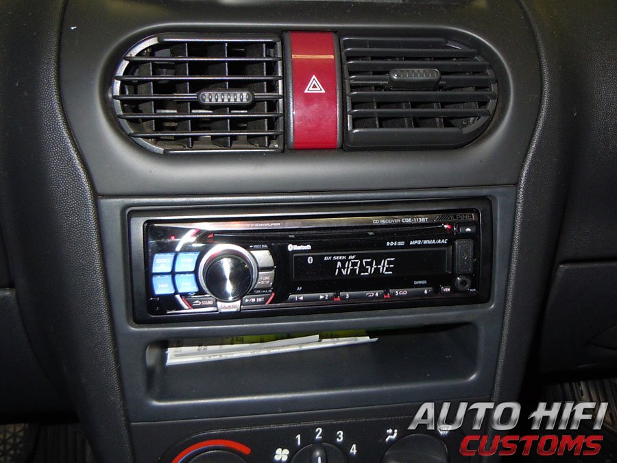 Установка автомагнитолы Alpine CDE-113BT в Opel Corsa