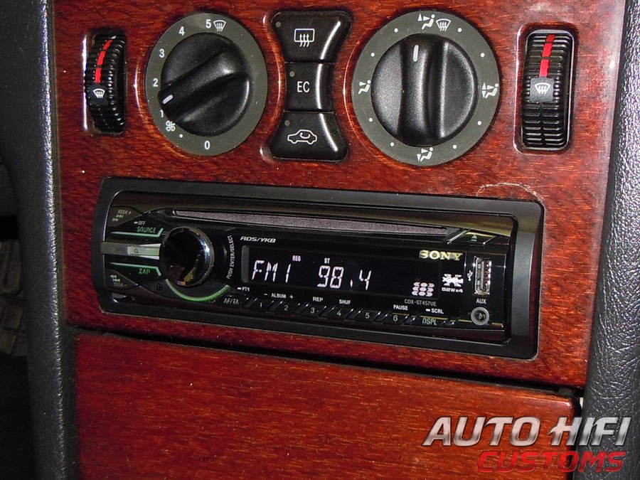Установка автомагнитолы Sony CDX-GT457UE в Mercedes E class