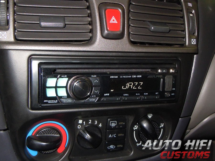 Установка автомагнитолы Alpine CDE-120R в Nissan Almera