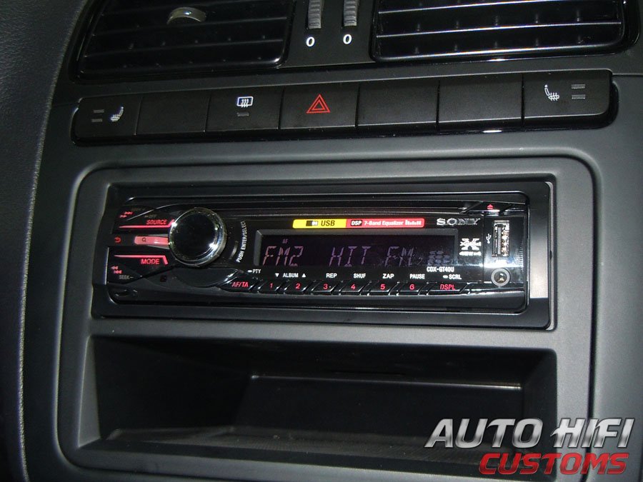 Установка автомагнитолы Sony CDX-GT40U в Volkswagen Polo V