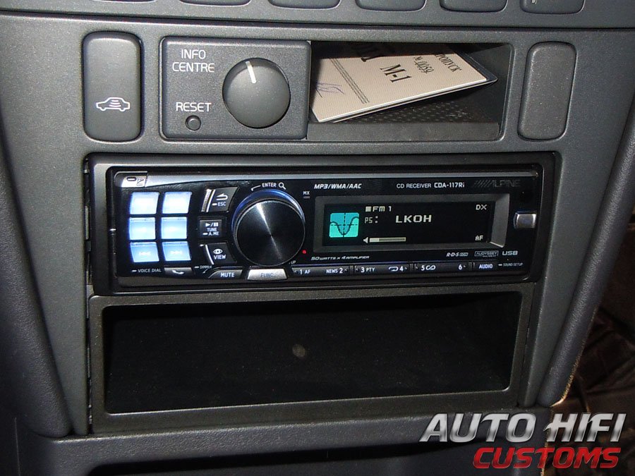 Установка автомагнитолы Alpine CDA-117Ri в Volvo S40