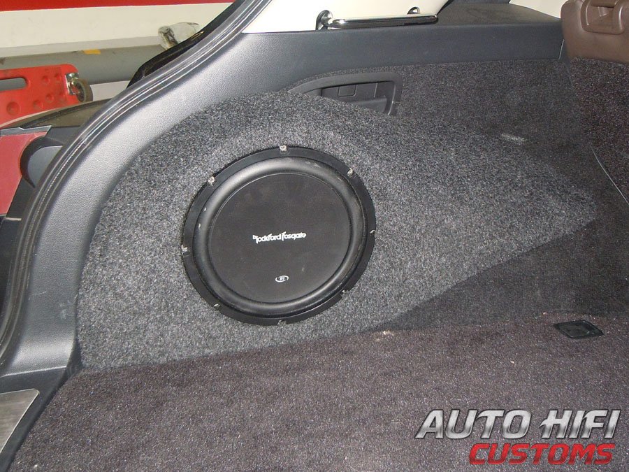 Установка сабвуфера Rockford Fosgate R1S410 в Infiniti FX37S